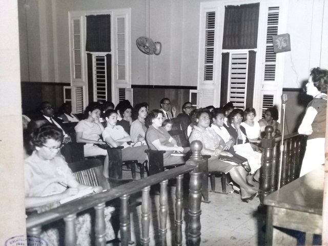 Foto de Adelina López Llerandi impartió una charla sobre las funciones de la biblioteca en el Instituto Preuniversitario de Marianao, 1963. Cooperativa Fotográfica. Colección de fotografías BNJM.
